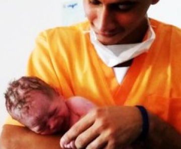 Paulo Henrique Ganso com filho recém-nascido 