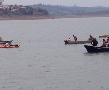 Equipes de resgate tentam localizar casal que estava em helicóptero que caiu no Lago de Furnas, em Fama 