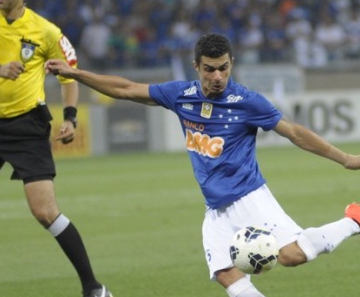 Lateral Egídio, do Cruzeiro, na partida contra o Atlético-PR no Mineirão