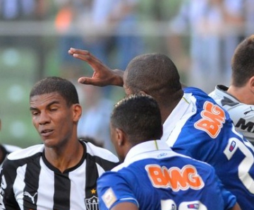 Goleiro Victor em ação no clássico entre Atlético-MG e Cruzeiro pelo Campeonato Mineiro 