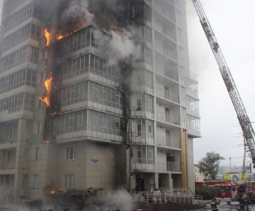 Bombeiros tentam combater fogo no edifício incendiado em Krasnoyarsk, na Rússia
