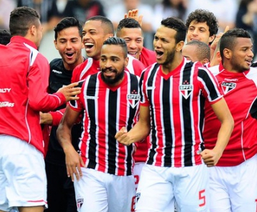 Souza marcou o primeiro gol do São Paulo, mas depois viu o Corinthians virar 