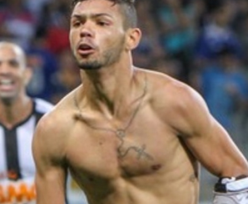 Carlos comemora um dos gols que fez no clássico contra o Cruzeiro