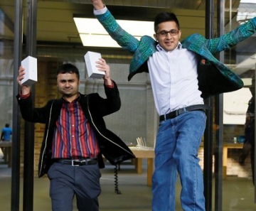 Sam Sheikh e Jameel Ahmed foram os primeiros a comprar o iPhone 6 em uma loja da Apple em Londres