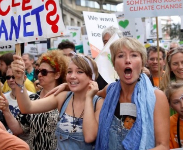 A atriz Emma Thompson e sua filha Gaia participam da marcha pelo clima no Centro de Londres no domingo (21) 