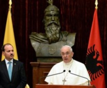 Papa Francisco discursa ao lado do presidente da Albânia, Bujar Nishani, neste domingo (21) 