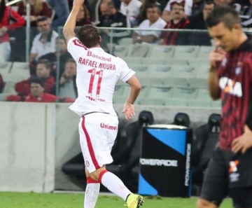 Rafael Moura marcou gol decisivo contra o Atlético-PR
