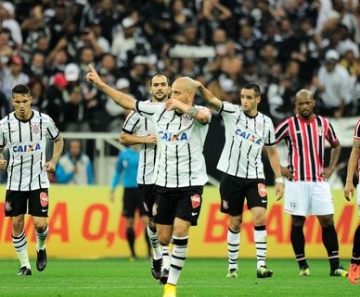 Fábio Santos comemora um de seus dois gols contra o São Paulo 