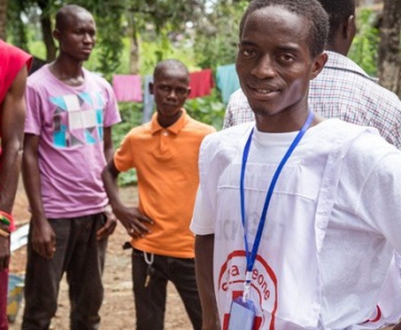 Maratonista Idrissa Kargbo participa como voluntário da distribuição de informações sobre ebola em Freetown, capital de Serra Leoa, nesta sexta-feira (19) 