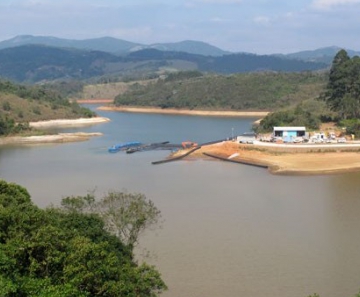 Sistema de captação de água na Represa de Nazaré Paulista