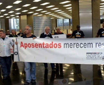 Aposentados ocupam saguão da Petrobras, no Rio 