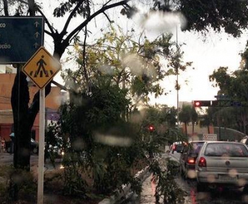 Estragos provocados pela chuva na Avenida Lava Pés, em Cuiabá