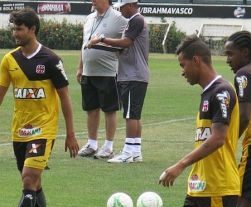 Com um campinho na mão, Marcelo ouve Joel durante treino do Vasco em São Januário