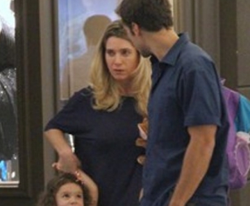 Letícia Spiller com o marido e a filha em shopping 