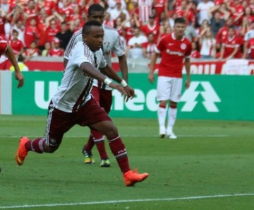 Nilmar exibiu velocidade contra o Fluminense