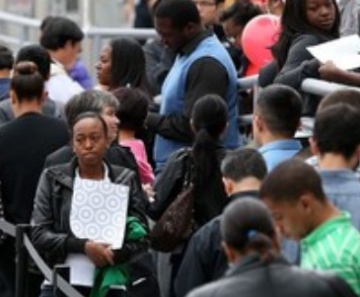 Mais de 500 pessoas esperam na fila para se candidatar a vagas nos EUA 