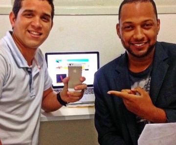 Marco Aurélio (direita) tem ampliado o negócio com novos iPhones