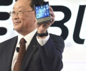 Presidente da BlackBerry, John Chen, mostra o novo smartphone da companhia, o Passport. 