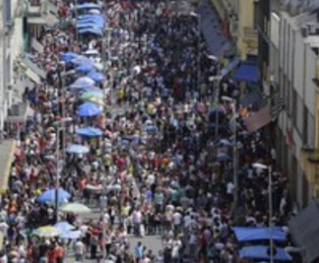 Consumidores lotam a Rua 25 de Março, tradicional centro de comércio popular no centro da cidade, a 10 dias da noite de Natal.