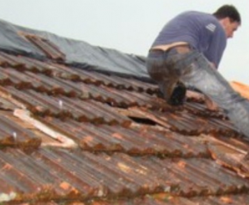Moradores tentam consertar estragos provocados pela chuva em São José dos Pinhais
