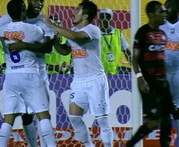 Jogadores do Cruzeiro abraçaram Dedé após o gol 
