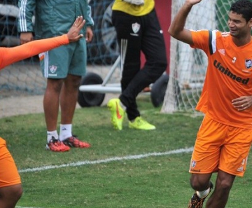 Gum comemora gol com Walter no trabalho com bola nas Laranjeiras 