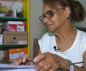 Mulher de 70 anos estuda para prestar Enem 