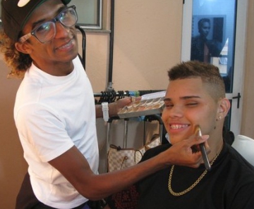Pablo Jorge é maquiado por Ricardinho nos bastidores de suas fotos de divulgação como cantor funk 