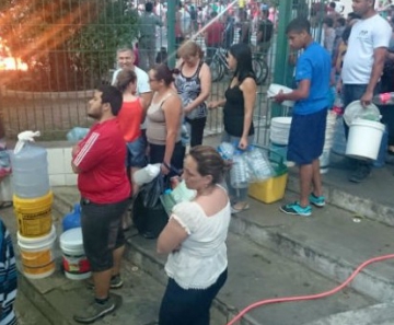 Moradores de Itu protestaram contra a falta de água levando baldes para a Câmara de Vereadores 