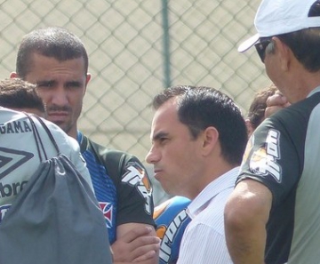 Rodrigo Caetano fala com os jogadores, observado pelo técnico Joel Santana
