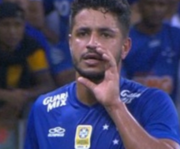 Léo foi escalado em cima da hora para jogar contra o Palmeiras 
