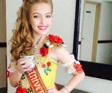 Linda, com a cuia e a faixa de Miss Rio Grande do  Sul na categoria Juvenil 