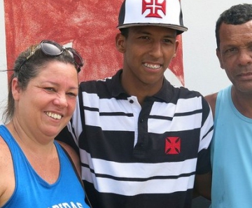 Caio Monteiro posa com a mãe Cássia e o pai Beto no CT da base do Vasco, em Itaguaí 