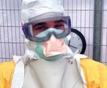 Foto publicada em setembro em seu perfil do Facebook mostra o médico Craig Spencer com traje de proteção contra ebola antes de partir para a Guiné 