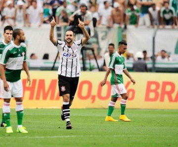 Danilo comemora o gol que deu o empate ao Corinthians, no final do clássico