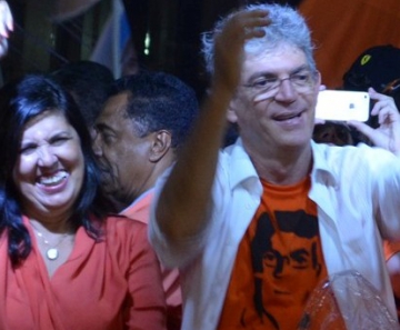 Lígia Feliciano comemora a vitória ao lado de Ricardo Coutinho