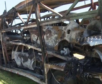 Carreta tombou e carros de luxo foram destruídos em Cajati, SP
