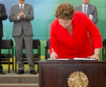 A presidente Dilma Rousseff, em julho, durante a  sanção do marco regulatório das ONGS 