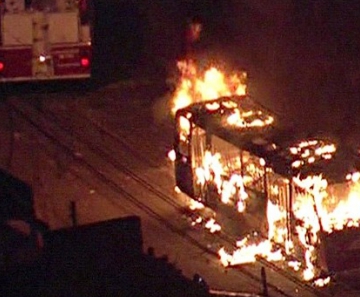 Ônibus incendiado em Guarulhos, na Grande SP, na noite desta quarta-feira (29)