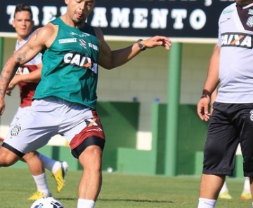 Mazola treina com o colete verde: jogador será titular no domingo, na Ilha do Retiro 