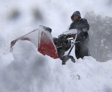 Homem tenta limpar neve acumulada nas ruas de Buffalo, nos Estados Unidos, nesta terça-feira (18) 