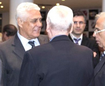 O ex-presidente Dinamite se confraterniza em clima cordial com Eurico Miranda 