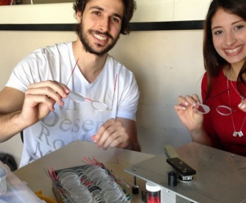 Fabio Blanco e Bruna Vaz atuam na empresa VerBem que produz óculos de grau a baixo custo para doação 