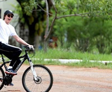 O ex-beatle Paul McCartney acena para fãs durante passeio de bicicleta no Parque da Cidade de Brasília