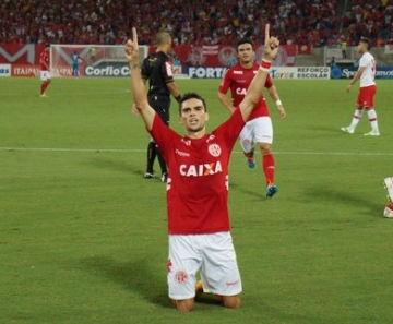 Rodrigo Pimpão comemora seu 15º gol na Série B