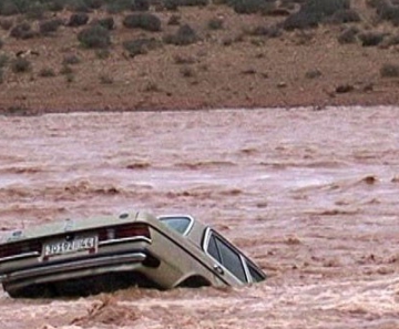 Carro arrastado por inundação e motorista são vistos no Marrocos no último sábado (22) 