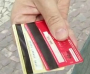 Um dos golpes mais comuns é o uso de cartões de crédito pelos golpistas com identidade falsa 