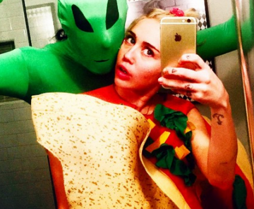 Miley Cyrus em selfie com amigo 