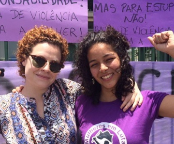 As estudantes Ana Luiza Cunha e Letícia Pinho durante manifestação na FMUSP