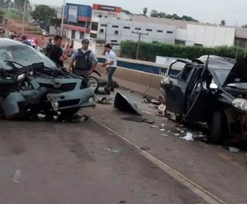 Acidente entre cinco veículos matou uma pessoa em Cuiabá.